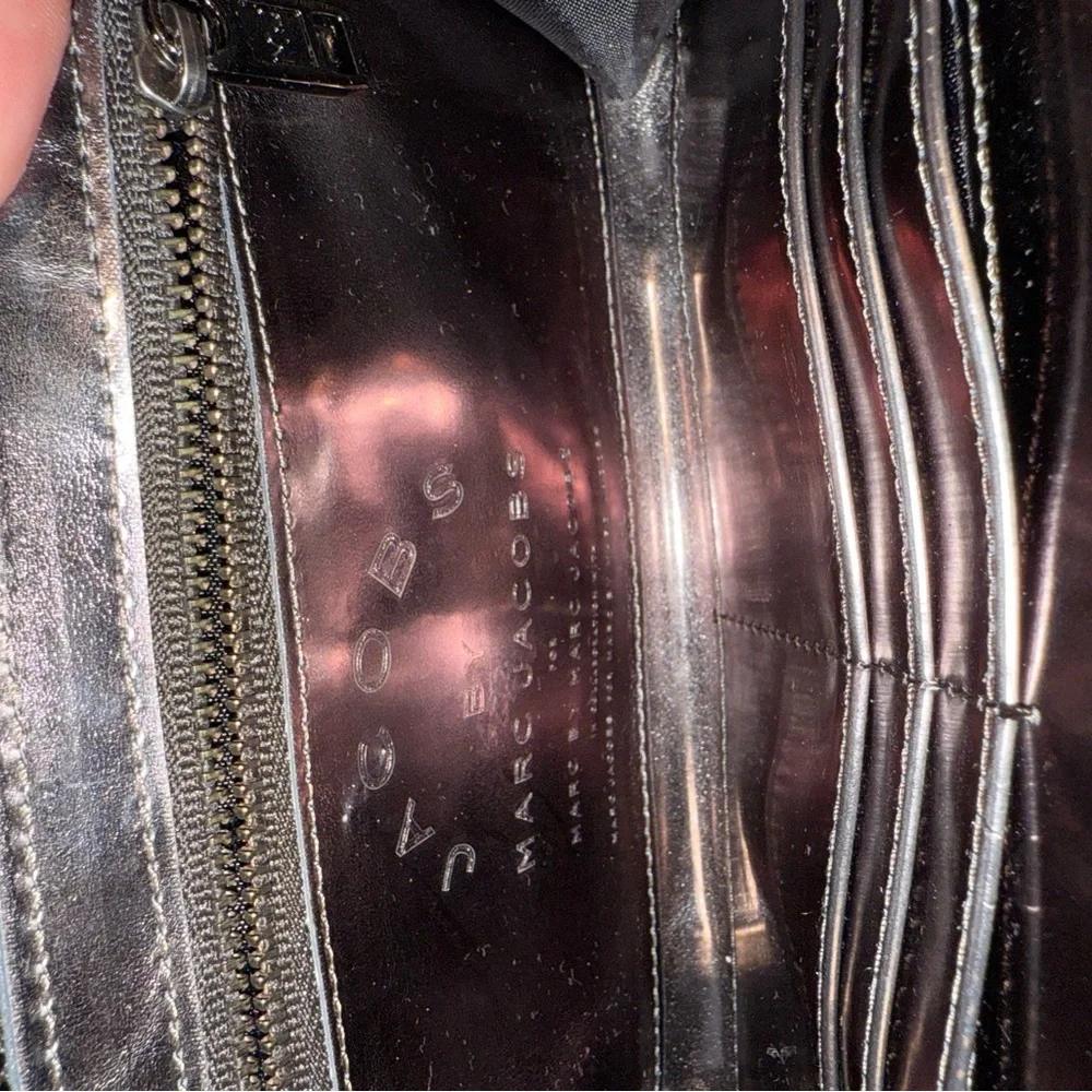 Marc Jacobs MJ Silver Metallic Reflective Hearts Zippered Clutch Wallet R‎